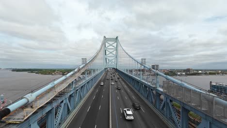 Escena-De-Tráfico-Ocupado-En-El-Famoso-Puente-Benjamin-Franklin-En-Filadelfia-Cruzando-El-Río-Delaware