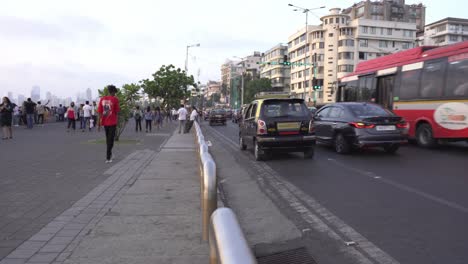 Paseo-Marítimo-A-Lo-Largo-De-La-Carretera-Netaji-Subhash-Chandra-Bose-En-El-Sur-De-Mumbai,-Carretera-Muy-Transitada-Y-Tráfico-De-Mumbai