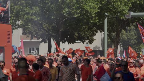 Los-Aficionados-Holandeses-Almorzan-Con-Banderas-Durante-Una-Caminata-De-Aficionados-En-La-Eurocopa-2024.