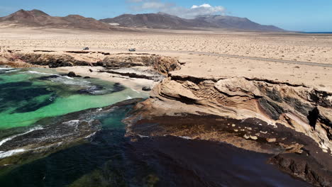 Bonita-Costa-Con-Cuevas-Y-Un-Color-De-Agua-Increíble,-La-Bahía-De-Punta-De-La-Turbina-Es-única-Y-Con-Playa-De-Ojos-Una-Ubicación-De-Playa-Increíble.