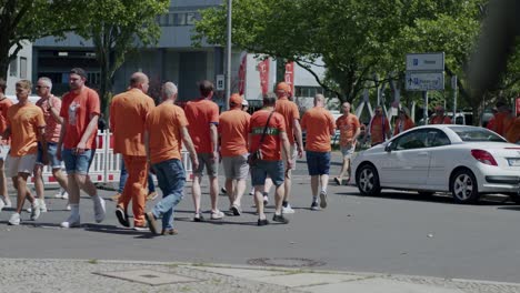 Holland-Fans-Auf-Dem-Weg-Zum-Olympiastadion-Und-Den-Public-Viewing-Bereichen