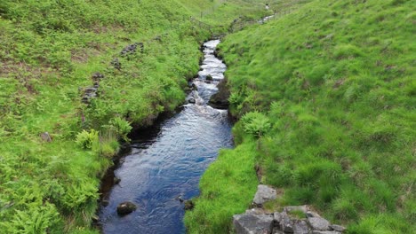 Río-Dane-Que-Fluye-A-Través-De-Un-Camino-Estrecho-Con-Campos-De-Hierba-A-Ambos-Lados-Del-Valle-Dane-En-Inglaterra