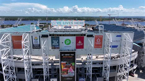 Toma-Aérea-De-Establecimiento-Del-Estadio-Everbank-Field-De-Los-Jaguares-De-Jacksonville-En-Florida