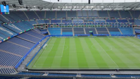 Plano-De-Viaje-Sobre-Asientos-Vacíos-En-El-Estadio-Hsv-Hamburgo