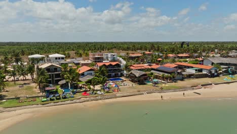 Drohnenaufnahme-Einer-Kitesurf-Pousada-Während-Der-Windigen-Jahreszeit-In-Brasilien