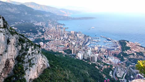 El-Principado-De-Mónaco-Mirando-Hacia-Port-Hercule,-Visto-Desde-Un-Mirador-En-Francia-Desde-Las-Montañas.