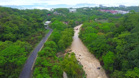 Wunderschöne-Luftaufnahme-Mit-Drohne-Des-Flusses-Auf-Die-Stadt-Cordoba,-Veracruz,-Mexiko