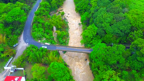 Wunderschöne-Luftaufnahme-Mit-Drohne-Des-Flusses-Auf-Die-Stadt-Cordoba,-Veracruz,-Mexiko