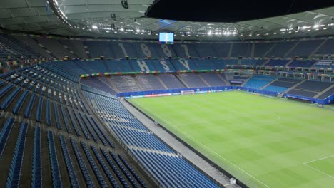 Drone-Viajando-Sobre-Asientos-Vacíos-En-El-Estadio-Hsv-Nocturno