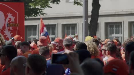 Aficionados-Al-Fútbol-Holandés-Siguiendo-El-Autobús-Naranja,-Paseo-De-Los-Aficionados-Del-Campeonato-Europeo-De-2024.