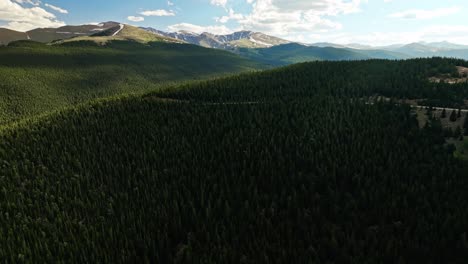 Sartenes-De-Drones-A-Lo-Largo-Del-Monte-Blue-Sky-Colorado-Camino-Escénico-En-El-Bosque-Alpino