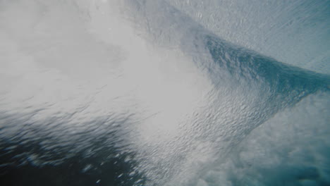 Vista-Lateral-Submarina-Del-Fuerte-Y-Poderoso-Barril-De-Vórtice-Desde-Atrás-En-Cloudbreak-Fiji