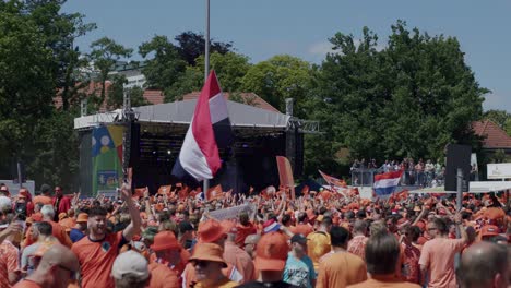 Holland-Fans-Feiern-Vor-Dem-Spiel-Eine-Party-In-Den-Public-Viewing-Bereichen