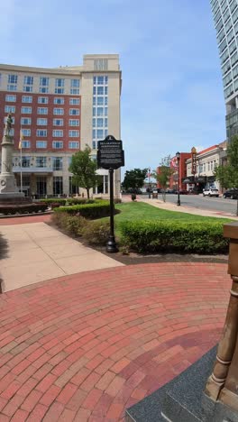 Statue-of-Colonel-John-Nelson-reading-the-Declaration-of-Independence-in-New-Brunswick,-NJ-on-July-9,-1776,-Vertical