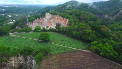 Hermosa-Vista-Aérea-Con-Drones-De-Las-Canteras-De-Mármol-De-La-Ciudad-De-Córdoba,-Veracruz,-México.