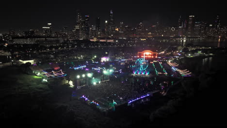 Drohne-Umkreist-Das-Beyond-Wonderland-Festival,-Nacht-Auf-North-Island,-Chicago