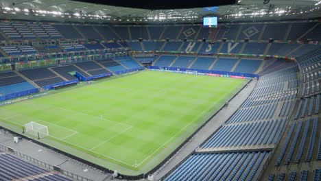 Estadio-De-Fútbol-Hsv-Vacío-Por-La-Noche-Con-Luces-De-Inundación