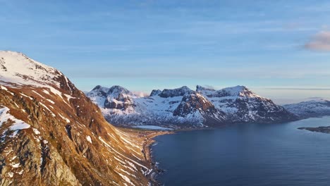 Vista-Aérea-Del-Hermoso-Paisaje-De-Las-Islas-Lofoten-Durante-El-Invierno