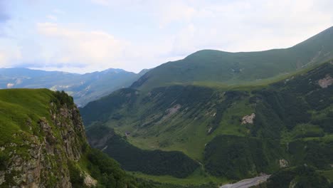 Ein-Dorf-Inmitten-Der-Berge-Mit-üppigem-Grün