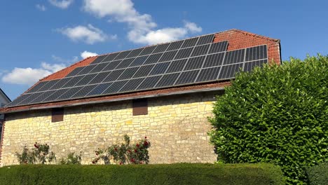 Unidades-Modernas-De-Paneles-Solares-En-El-Techo-De-La-Histórica-Casa-De-Piedra-Arenisca-En-El-Pueblo-Alemán