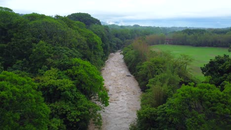 Wunderschöne-Luftaufnahme-Mit-Drohne-Des-Flusses-Auf-Die-Stadt-Cordoba,-Veracruz,-Mexiko