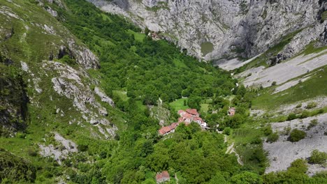 Abgelegene-Berglage,-Bergdorf-Bulnes,-Picos-De-Europa,-Spanien,-Drohne,-Luftaufnahme