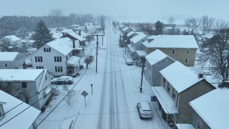 Weiß-überdachte-Straße-Im-Wintersturm