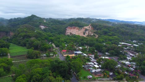 Hermosa-Vista-Aérea-Con-Drones-De-Las-Canteras-De-Mármol-De-La-Ciudad-De-Córdoba,-Veracruz,-México.