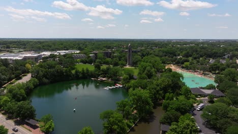 Toma-Aérea-De-Establecimiento-Del-Carillón-Del-Milenio-En-Naperville,-Illinois.