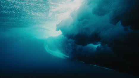 Unterwasseransicht-Einer-Meereswelle,-Die-Bei-Cloudbreak-Fiji-In-Einem-Wirbel-Zusammenbricht-Und-Sich-Dreht