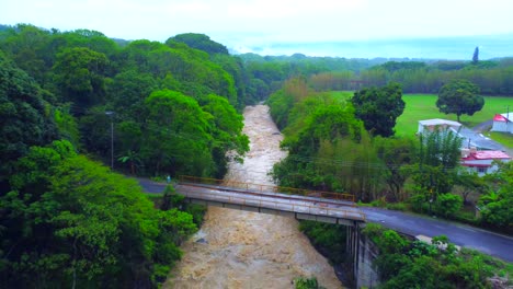 Hermosa-Vista-Aérea-Con-Drones-Del-Río-En-La-Ciudad-De-Córdoba,-Veracruz,-México