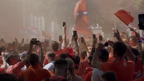 Niederländische-Fußballfans-Tanzen-Die-Hymne-Der-EM-2024-Links-Rechts-Von-Snollebollekes