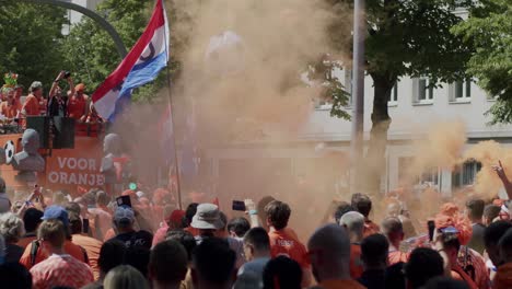 Fanáticos-Celebrando-Con-Banderas-De-Holanda-Durante-Un-Campeonato-De-Fútbol.