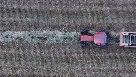 Un-Agricultor-Recoge-Heno-En-Una-Empacadora-De-Heno-Redonda-En-El-Noreste-De-Wisconsin.