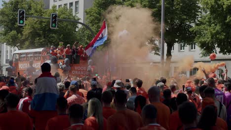 Aficionados-Al-Fútbol-Holandés-Celebrando-En-Leipzig,-Alemania,-El-Campeonato-Europeo-De-2024.