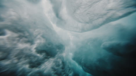 Unterwasser-Flache-Strukturierte-Luftblasen-Rollen-In-Mystischer-Ozeanstruktur-Von-Wellen,-Die-Bei-Cloudbreak-Fiji-Brechen