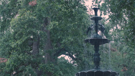 Oak-Trees-surround-the-fountain-in-Bienville-Square,-located-in-downtown-Mobile,-Alabama