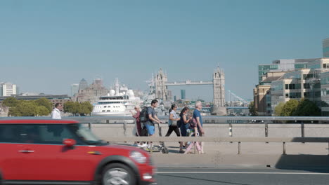 Tower-Bridge-In-London-Mit-Verkehr-Und-Geschäftigen-Fußgängern