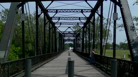 Alte-Fußgängerbrücke-über-Den-Fluss