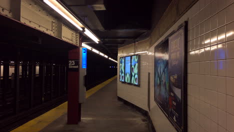 Print-Plakate-Und-Digitale-Monitor-Werbung-Sitzen-Nebeneinander-Auf-23-Street-U-Bahn-Plattform