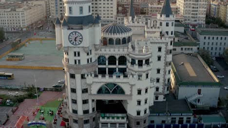 Castillo-De-Los-Cisnes:-Estación-Del-Teleférico-Que-Cruza-El-Río-Songhua,-Harbin,-Vista-Aérea-Desde-La-Estación