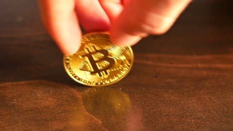 Ein-Goldener-Bitcoin-Dreht-Sich-Auf-Einem-Tisch