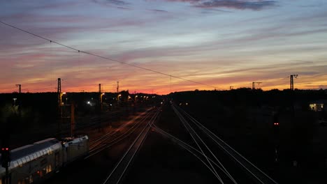 Lokalzug-Kommt-Vor-Einem-Sonnenuntergang-An