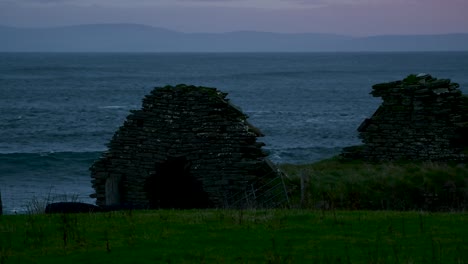 Alte-Verlassene-Küstenhütte-Vor-Sonnenaufgang,-Auf-Einer-Farm-In-Schottland