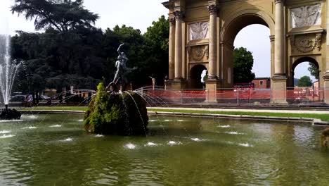 Blick-Auf-Eine-Wunderschöne-Gewölbte-Struktur-Mit-Beeindruckenden-Details-Und-Einem-Brunnen-Davor