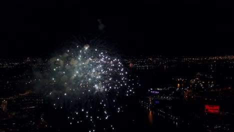 Feuerwerk-Am-4.-Juli-Im-Innenhafen-Von-Baltimore-Per-Drohne-Aufgenommen