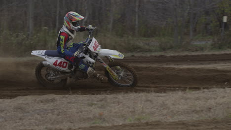 Motocross-Se-Inclinó-En-Carreras-De-Esquina-De-Tierra