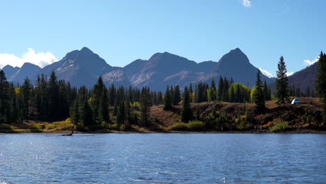 Frau-Rudert-Im-Molas-Lake-Der-San-Juan-Mountains-In-Colorado