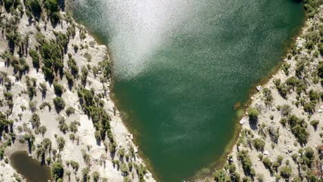 Aerial-of-Crystal-Lake-and-its-snowy-mountains-in-the-summer,-Mammoth-Lakes-in-4K