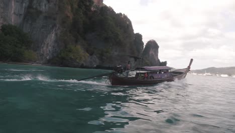 Longtail-boat-with-tourists-sailing-on-ocean-in-Krabi,-Thailand